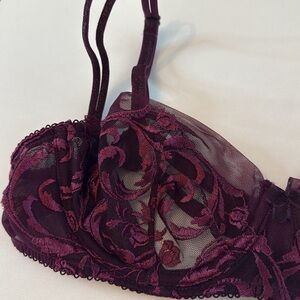 Victoria’s Secret Maroon Lace Underwire Bra with a Center Bow Size 34B